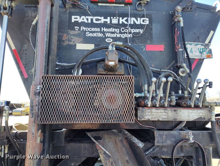 image for item DV6712 1986 International  1754 pothole patcher truck