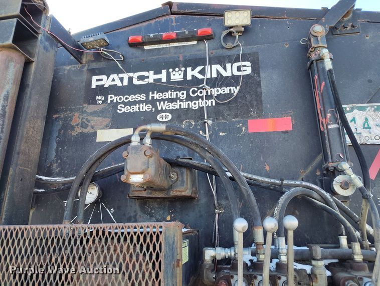 image for item DV6712 1986 International  1754 pothole patcher truck