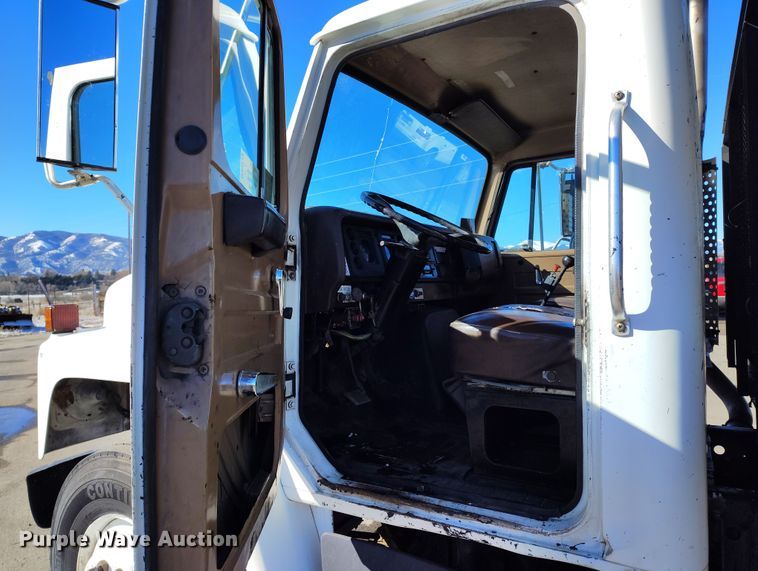 image for item DV6712 1986 International  1754 pothole patcher truck