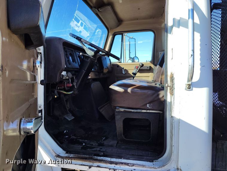 image for item DV6712 1986 International  1754 pothole patcher truck