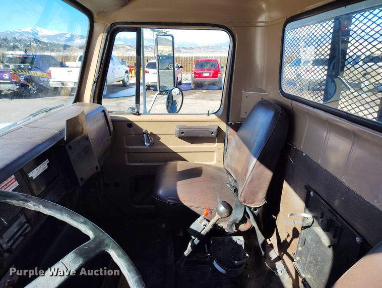 image for item DV6712 1986 International  1754 pothole patcher truck