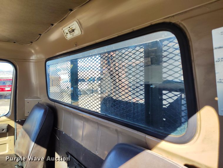 image for item DV6712 1986 International  1754 pothole patcher truck