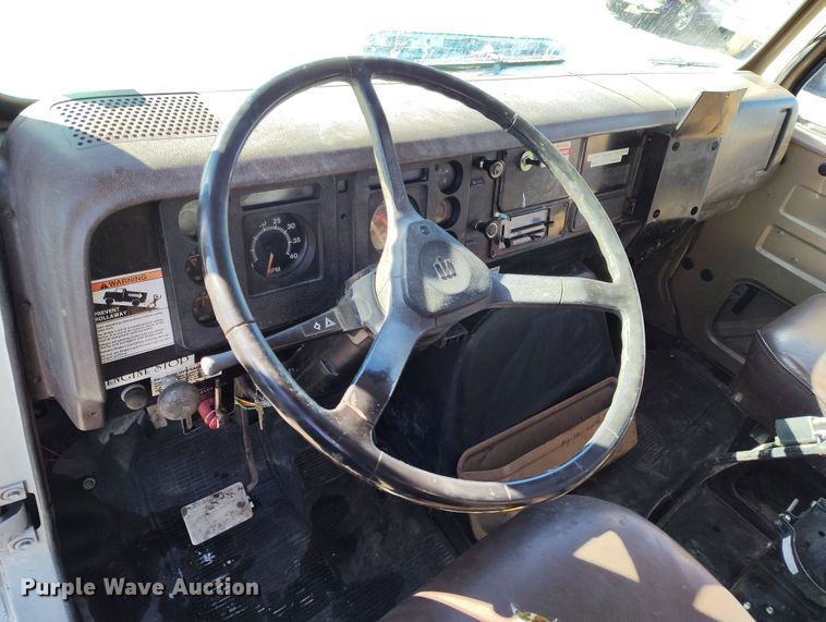 image for item DV6712 1986 International  1754 pothole patcher truck