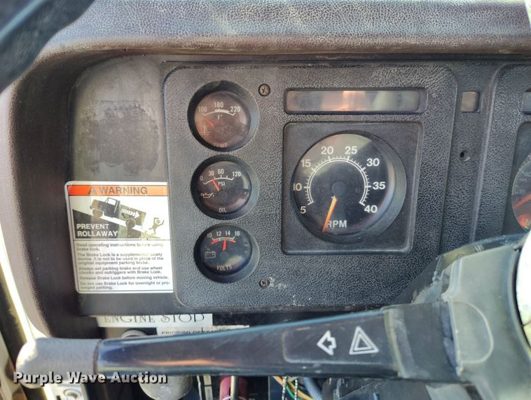 image for item DV6712 1986 International  1754 pothole patcher truck