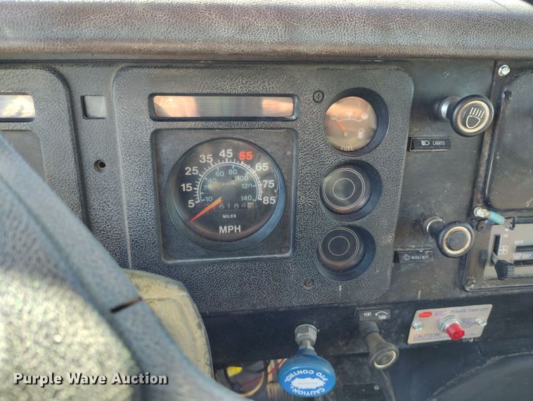 image for item DV6712 1986 International  1754 pothole patcher truck