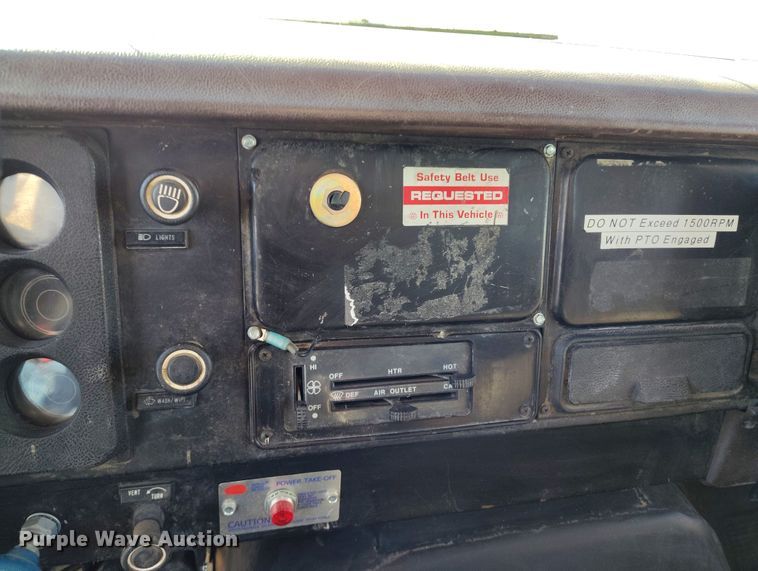 image for item DV6712 1986 International  1754 pothole patcher truck