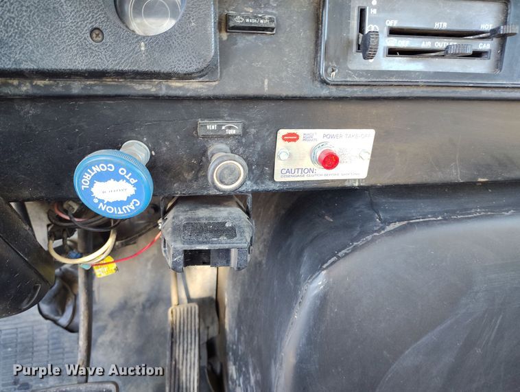 image for item DV6712 1986 International  1754 pothole patcher truck