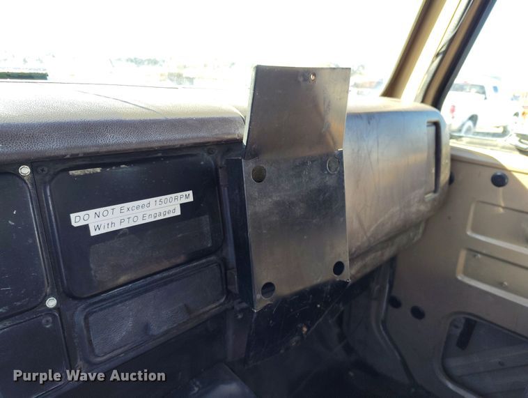 image for item DV6712 1986 International  1754 pothole patcher truck