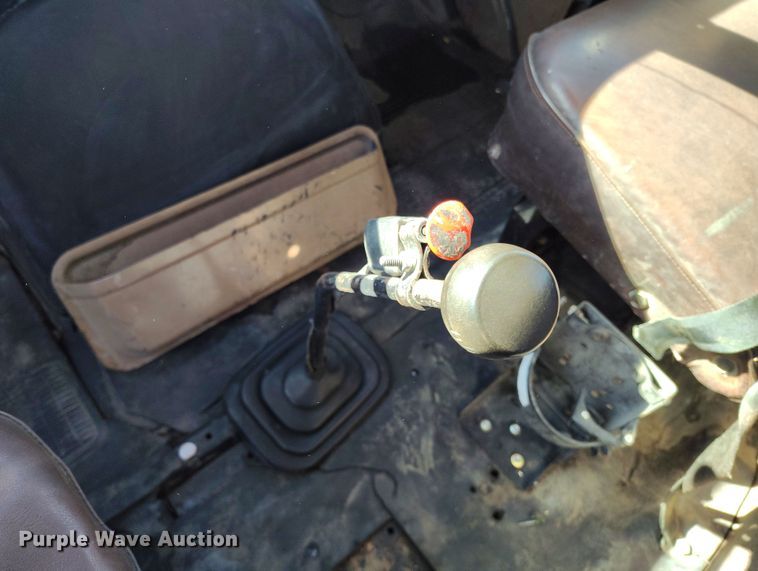 image for item DV6712 1986 International  1754 pothole patcher truck