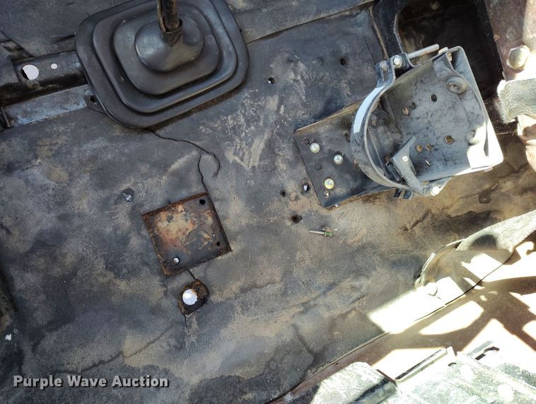 image for item DV6712 1986 International  1754 pothole patcher truck