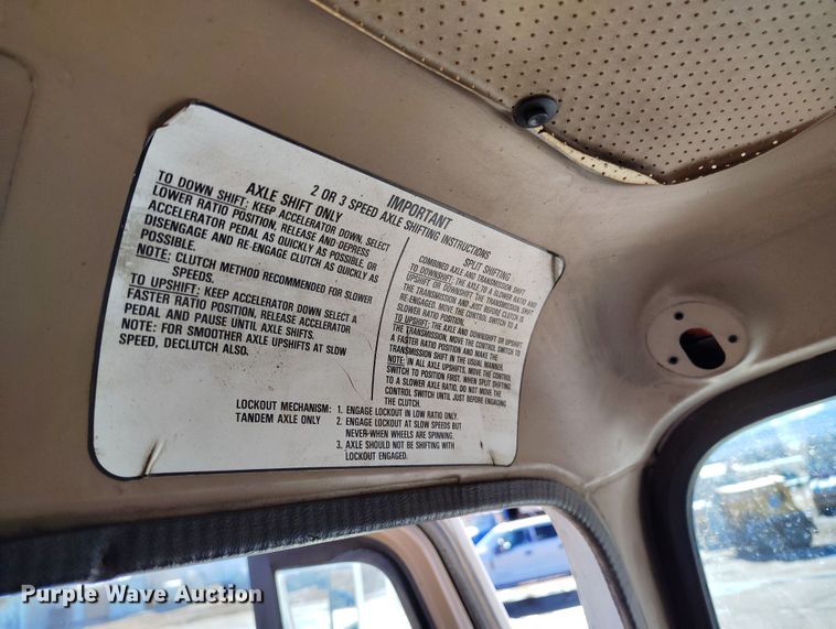 image for item DV6712 1986 International  1754 pothole patcher truck