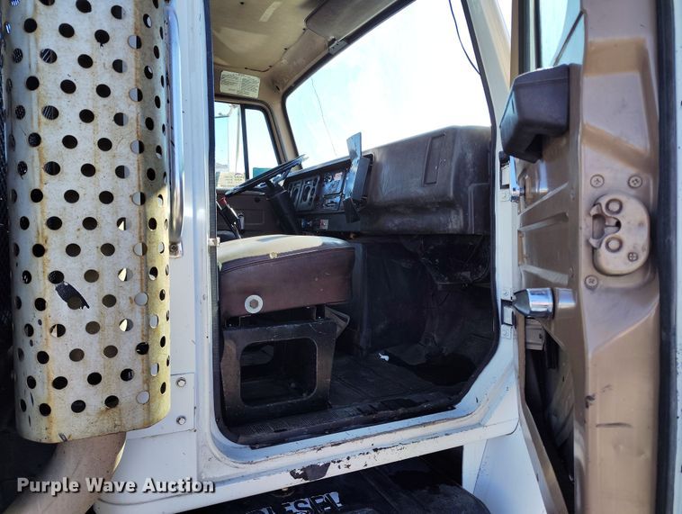 image for item DV6712 1986 International  1754 pothole patcher truck