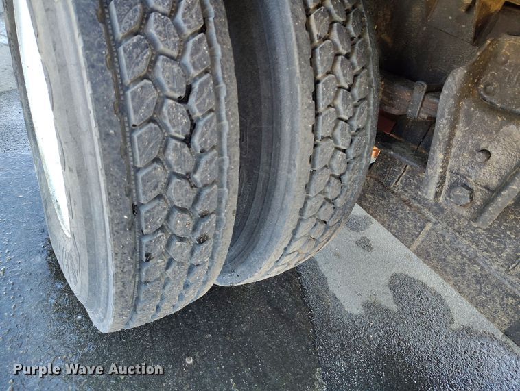 image for item DV6712 1986 International  1754 pothole patcher truck