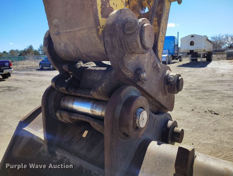 image for item DV6719 2005 Komatsu PC228USLC-3 excavator