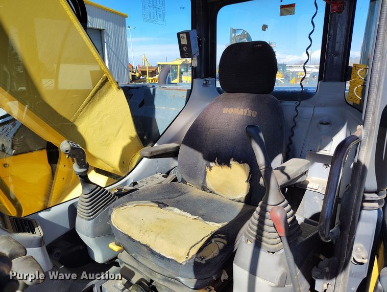 image for item DV6719 2005 Komatsu PC228USLC-3 excavator