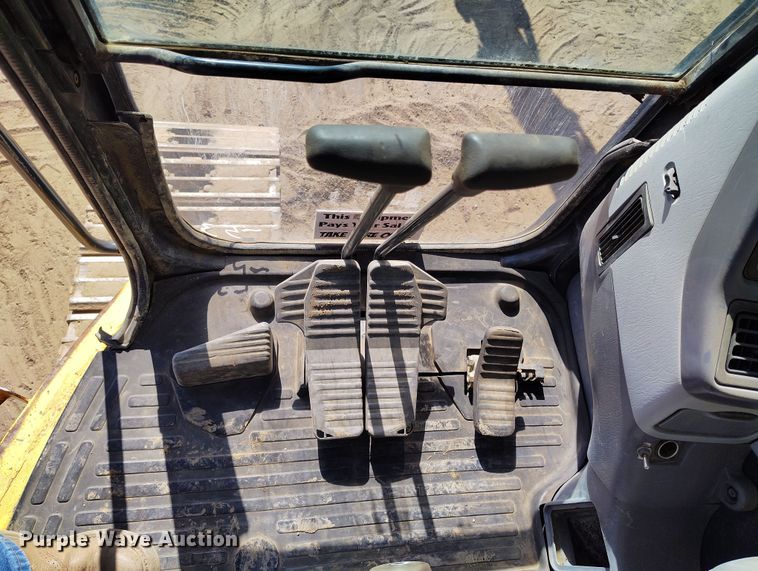 image for item DV6719 2005 Komatsu PC228USLC-3 excavator