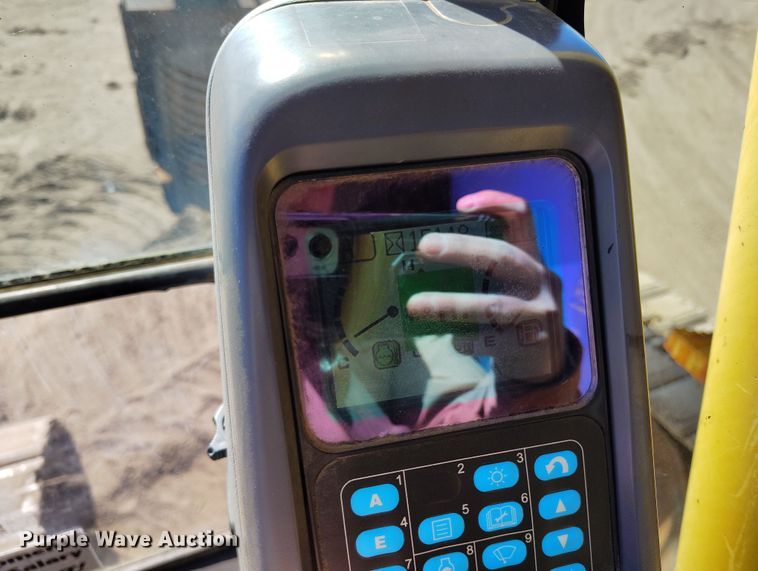 image for item DV6719 2005 Komatsu PC228USLC-3 excavator