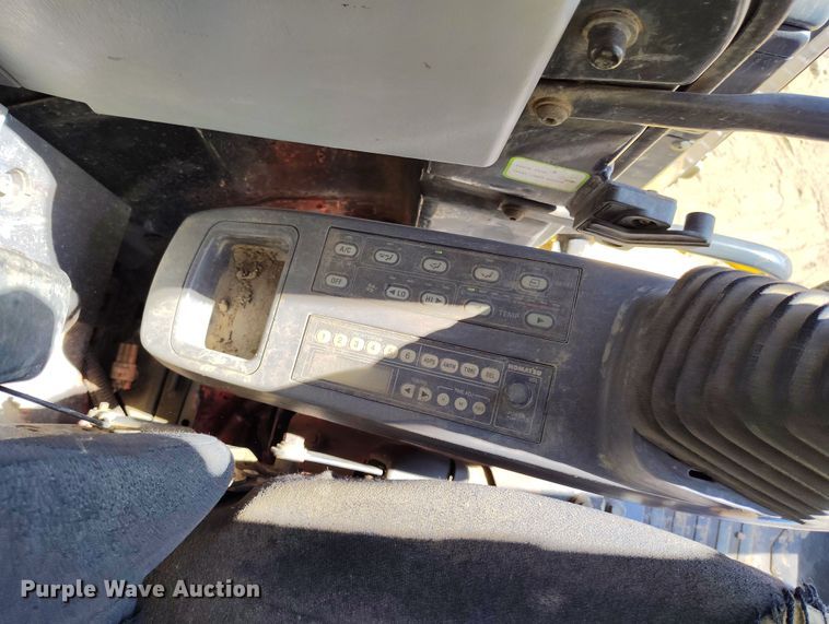 image for item DV6719 2005 Komatsu PC228USLC-3 excavator