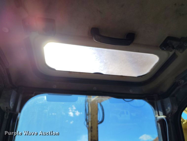 image for item DV6719 2005 Komatsu PC228USLC-3 excavator