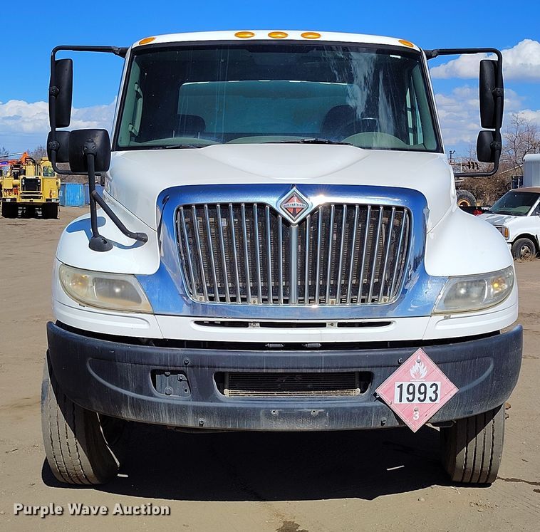 image for item DV6720 2012 International DuraStar 4400 fuel / lube truck