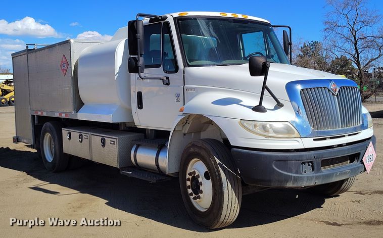 image for item DV6720 2012 International DuraStar 4400 fuel / lube truck