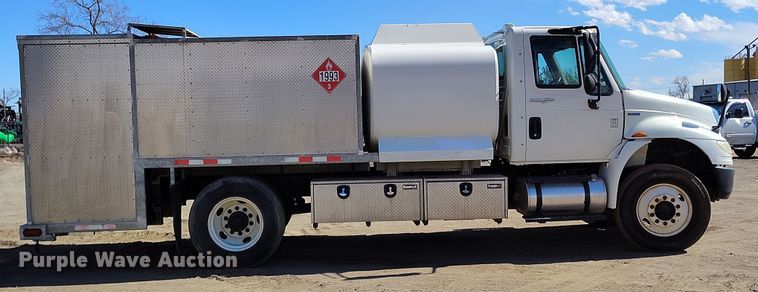 image for item DV6720 2012 International DuraStar 4400 fuel / lube truck