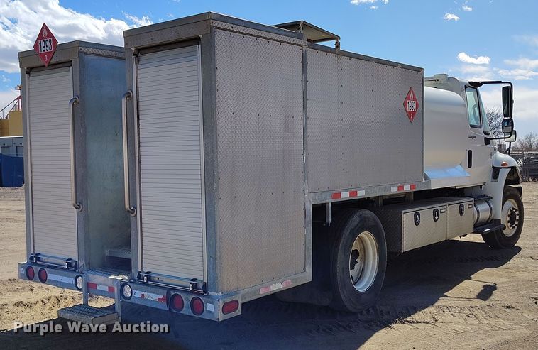 image for item DV6720 2012 International DuraStar 4400 fuel / lube truck