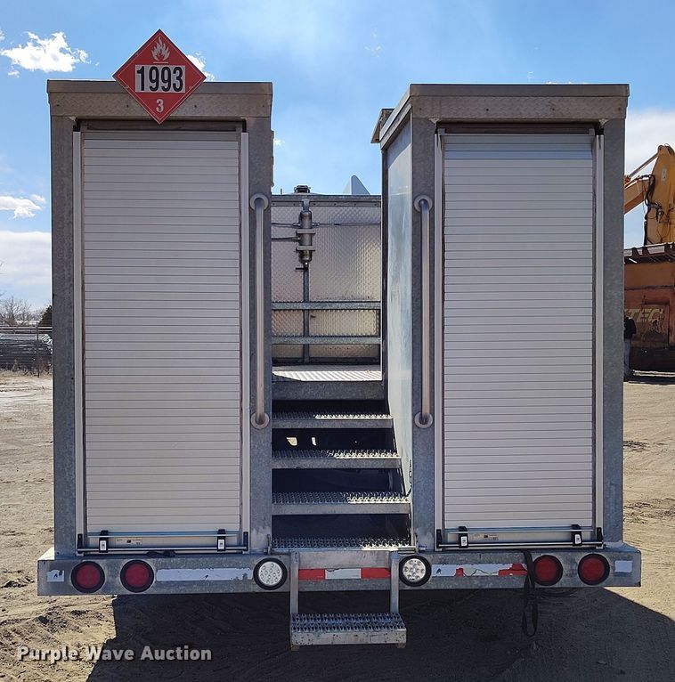 image for item DV6720 2012 International DuraStar 4400 fuel / lube truck