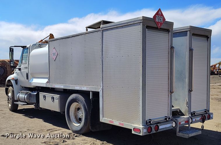 image for item DV6720 2012 International DuraStar 4400 fuel / lube truck