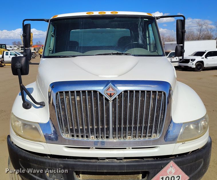 image for item DV6720 2012 International DuraStar 4400 fuel / lube truck