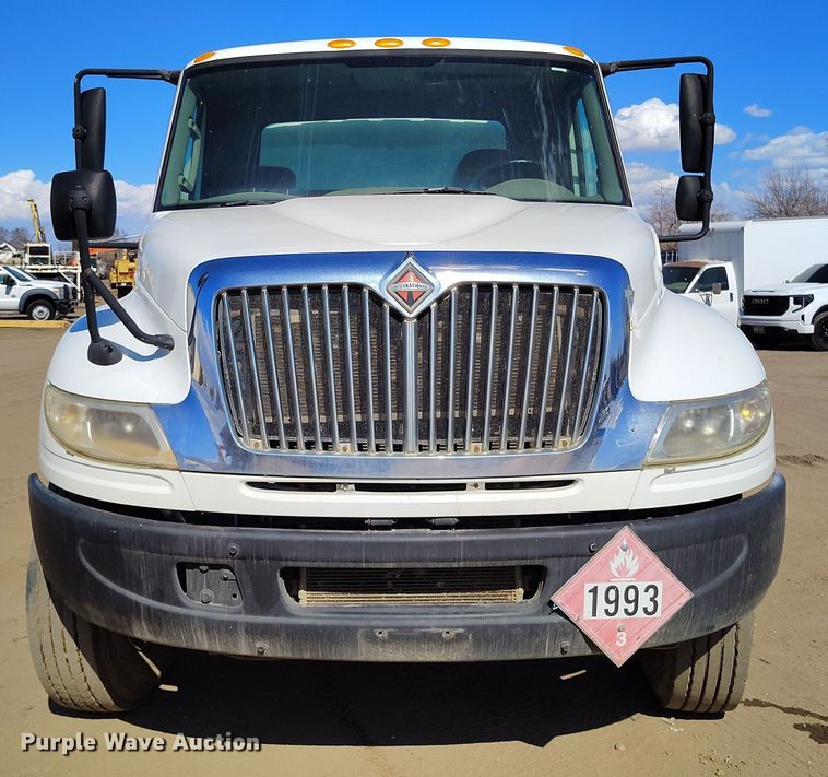 image for item DV6720 2012 International DuraStar 4400 fuel / lube truck