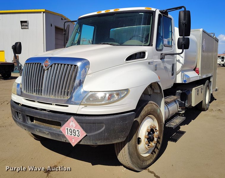 image for item DV6720 2012 International DuraStar 4400 fuel / lube truck