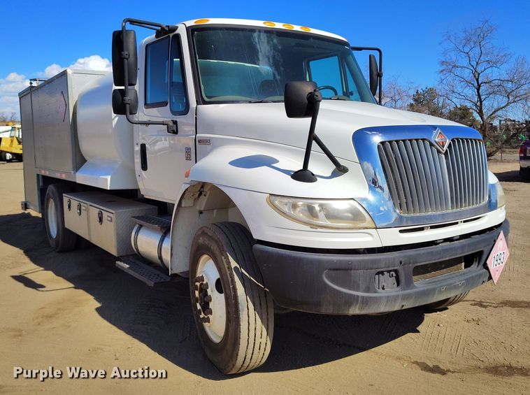 image for item DV6720 2012 International DuraStar 4400 fuel / lube truck