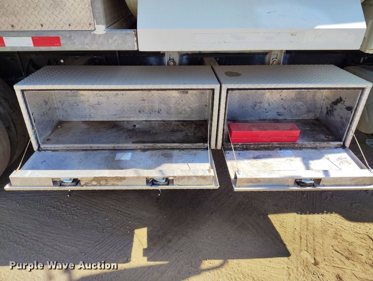 image for item DV6720 2012 International DuraStar 4400 fuel / lube truck