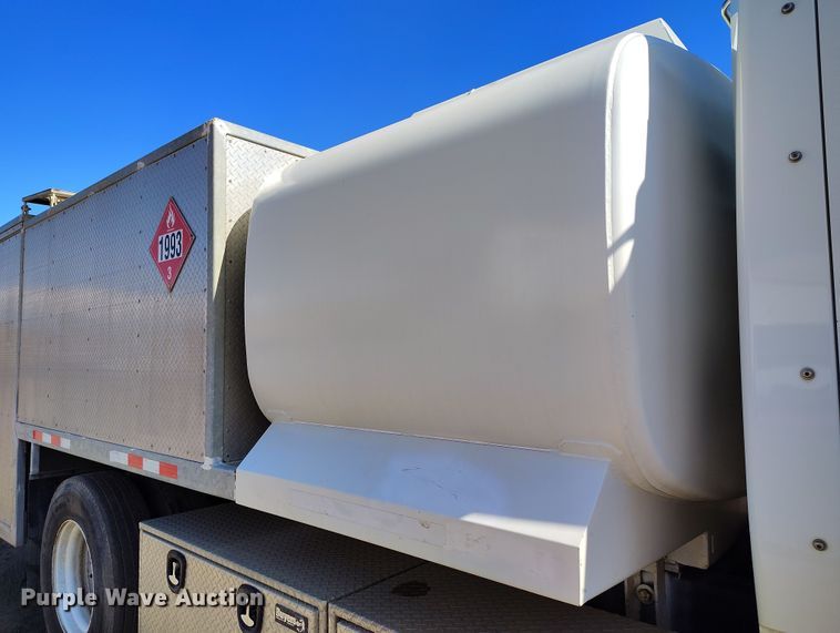 image for item DV6720 2012 International DuraStar 4400 fuel / lube truck