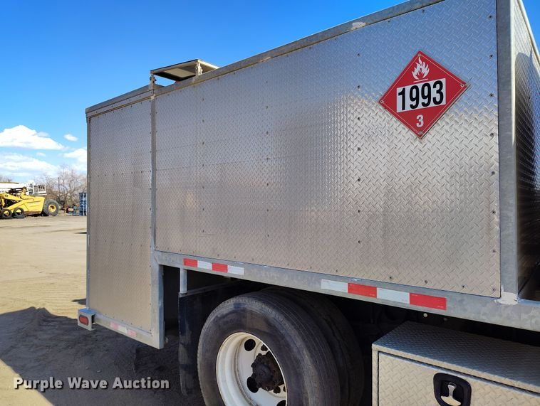 image for item DV6720 2012 International DuraStar 4400 fuel / lube truck