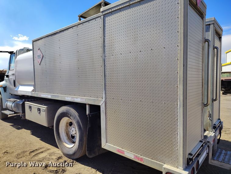 image for item DV6720 2012 International DuraStar 4400 fuel / lube truck