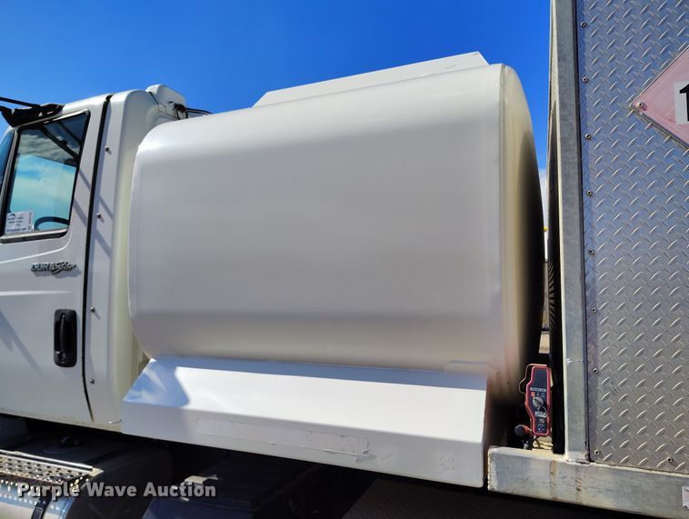 image for item DV6720 2012 International DuraStar 4400 fuel / lube truck