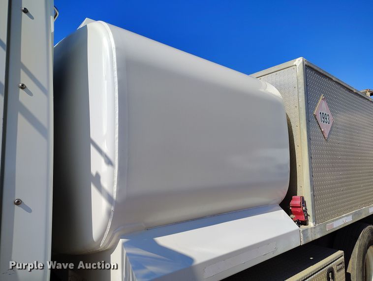 image for item DV6720 2012 International DuraStar 4400 fuel / lube truck