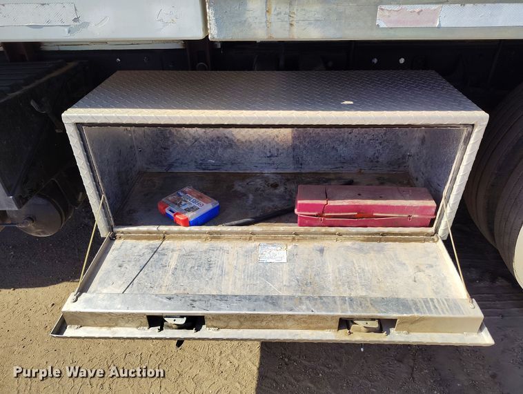 image for item DV6720 2012 International DuraStar 4400 fuel / lube truck