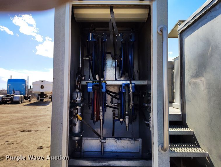 image for item DV6720 2012 International DuraStar 4400 fuel / lube truck