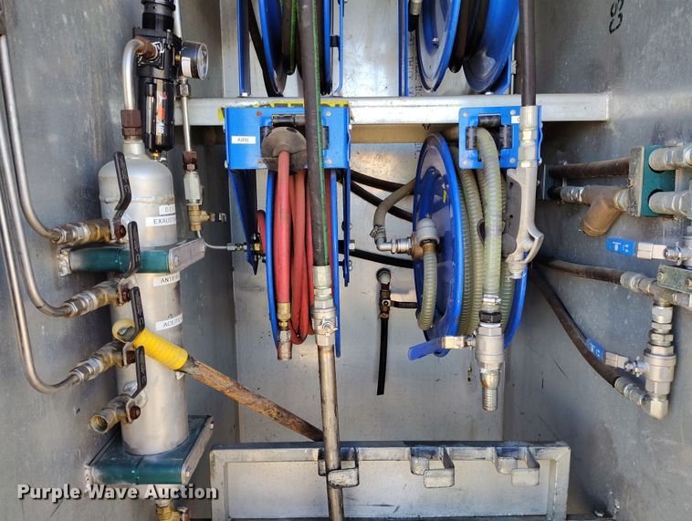 image for item DV6720 2012 International DuraStar 4400 fuel / lube truck