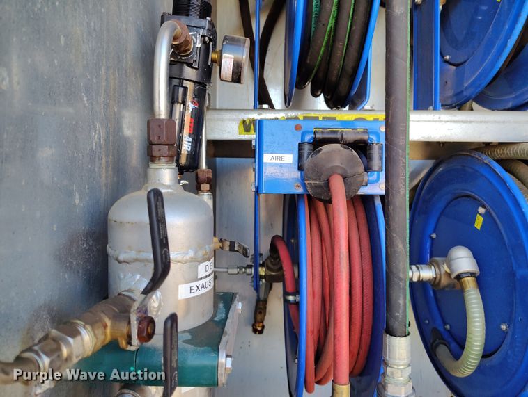 image for item DV6720 2012 International DuraStar 4400 fuel / lube truck