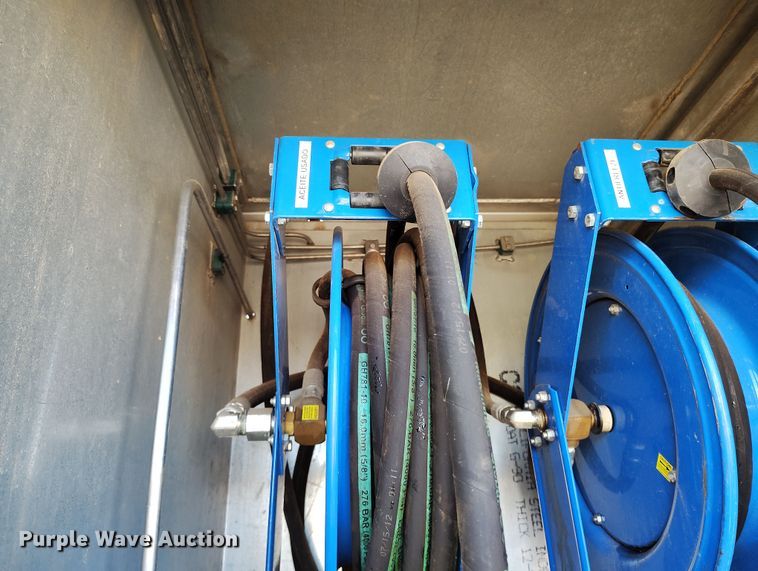 image for item DV6720 2012 International DuraStar 4400 fuel / lube truck