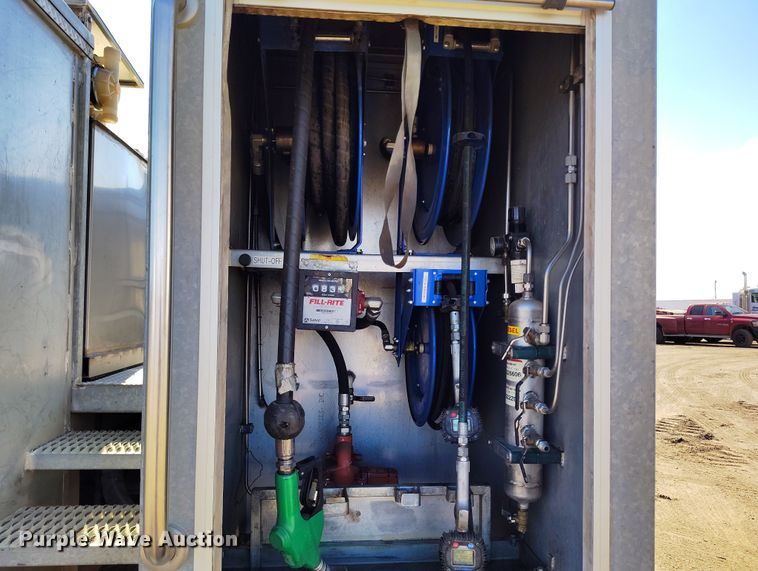 image for item DV6720 2012 International DuraStar 4400 fuel / lube truck