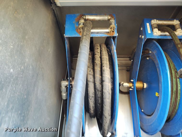 image for item DV6720 2012 International DuraStar 4400 fuel / lube truck