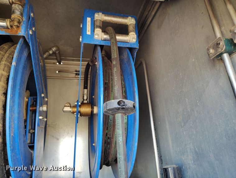 image for item DV6720 2012 International DuraStar 4400 fuel / lube truck