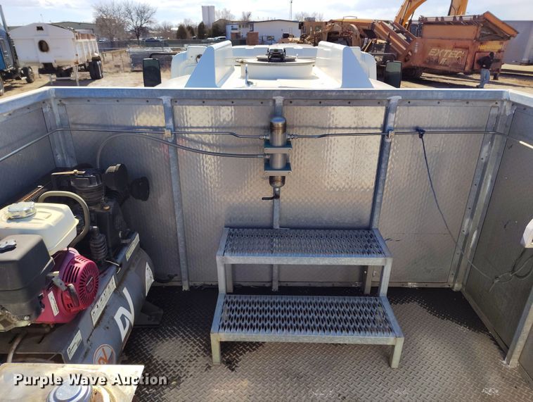 image for item DV6720 2012 International DuraStar 4400 fuel / lube truck