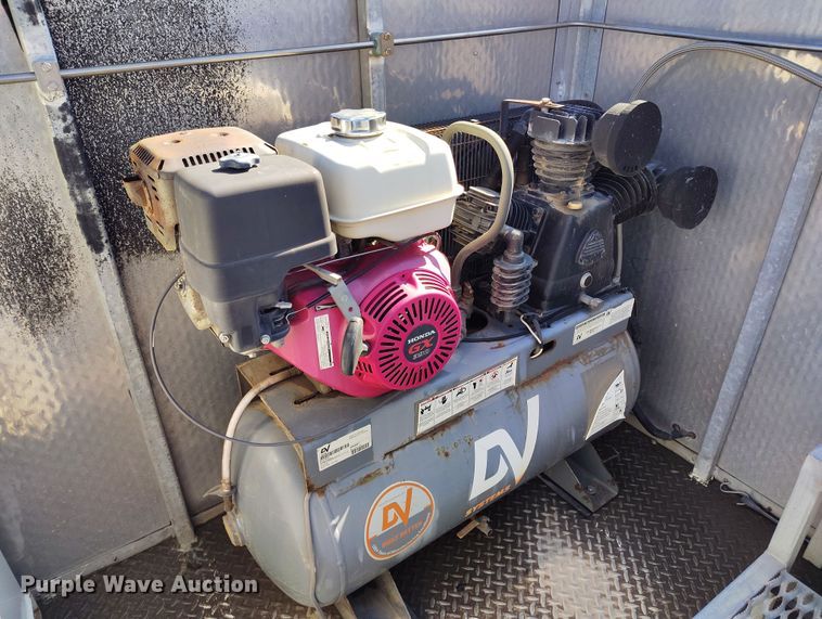 image for item DV6720 2012 International DuraStar 4400 fuel / lube truck