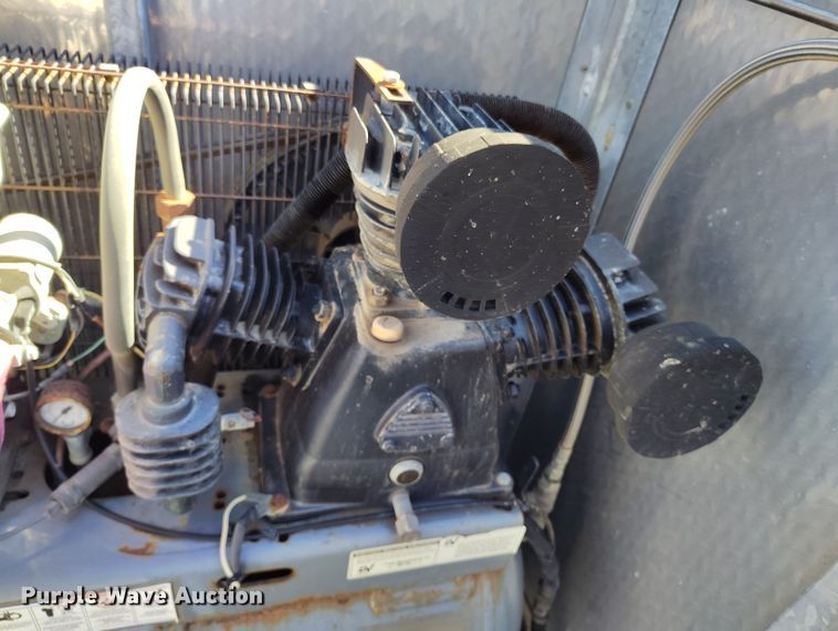 image for item DV6720 2012 International DuraStar 4400 fuel / lube truck